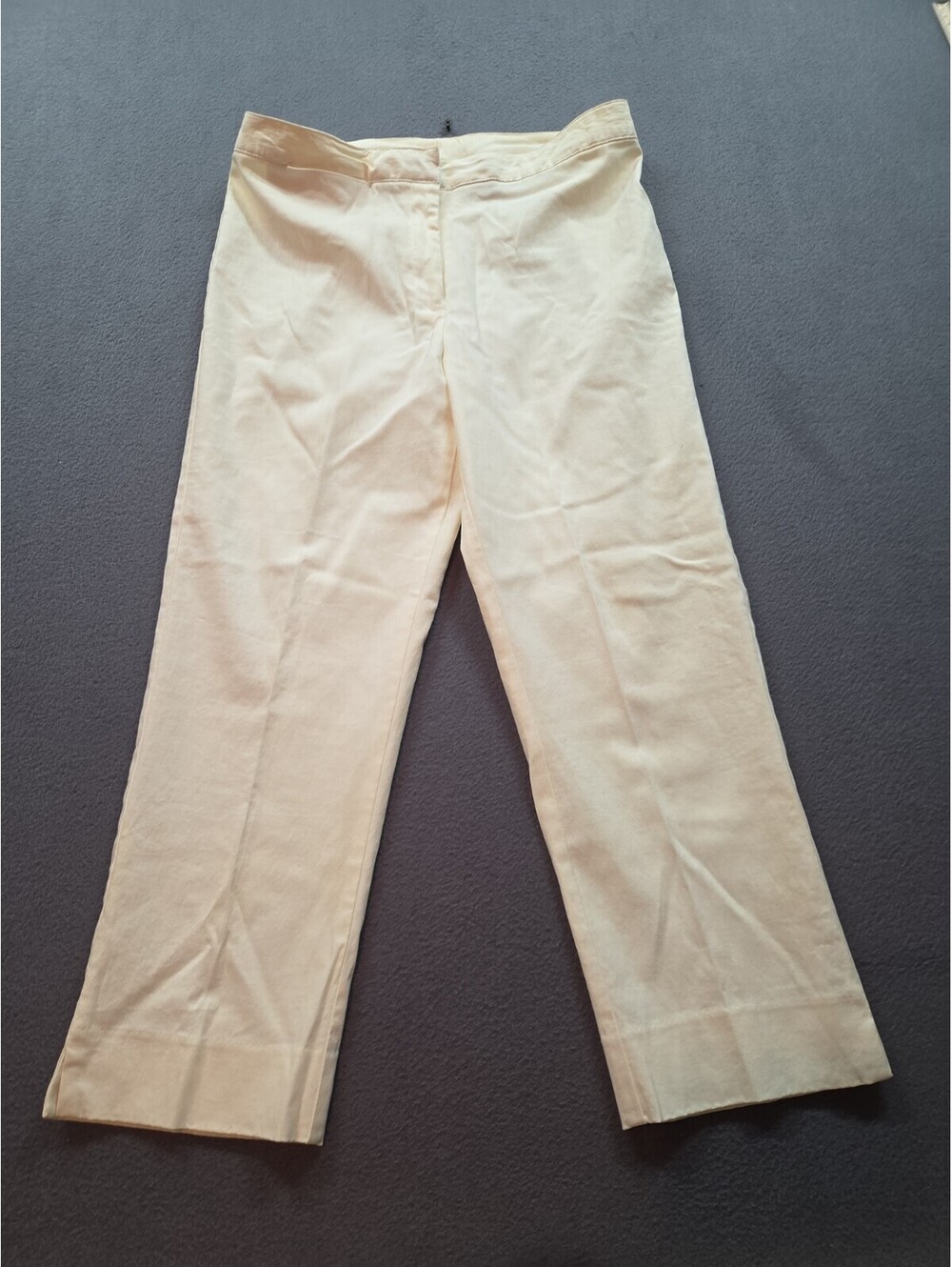 women's/juniors white capri pants by Express size 3/4
